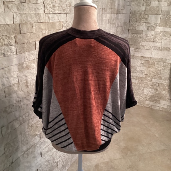 Left on Houston Color-Blocking Sweater - Picture 6 of 11